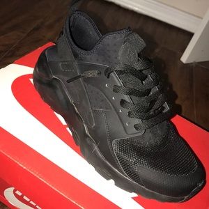 All black Nike Huaraches